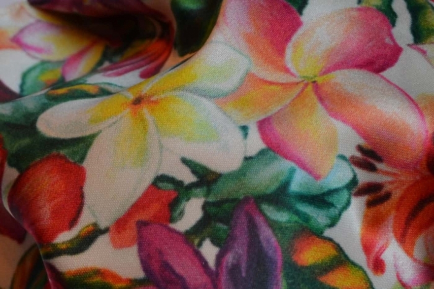 Mascherina multicolor stampa fiori con elastici