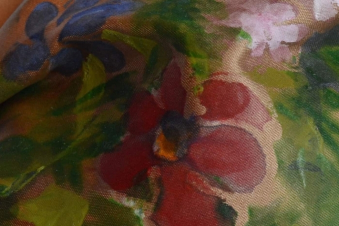 Mascherina immagine fiori su sfondo caramello dipinta a mano