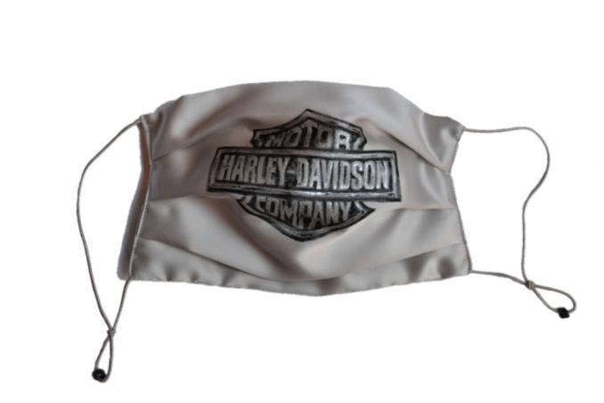 Mascherina scritta Harley Davidson su sfondo tortora dipinta a mano
