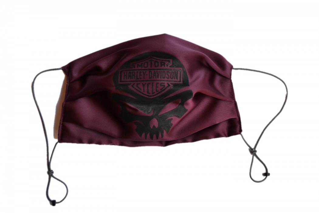 Mascherina scritta Harley Davidson su sfondo bordeaux dipinta a mano