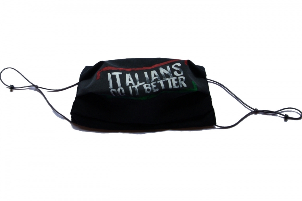 Mascherina scritta Italians Do It Better con bandiera dipinta a mano