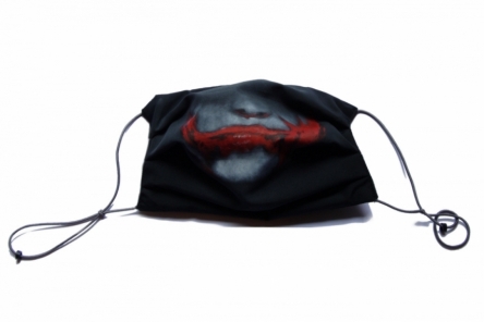 Mascherina immagine bocca Joker su sfondo nero dipinta a mano