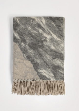 Jacquard cashmere throw with leopard design in beige and grey