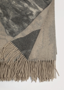 Jacquard cashmere throw with leopard design in beige and grey