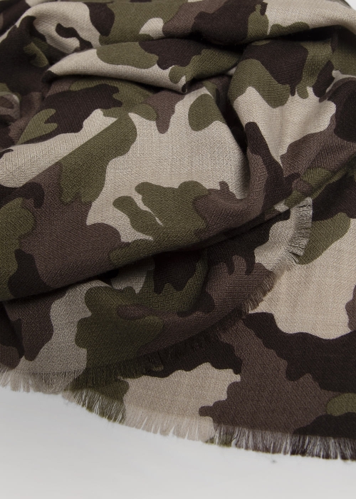Sciarpa-in-cashmere-e-seta-camouflage-classico