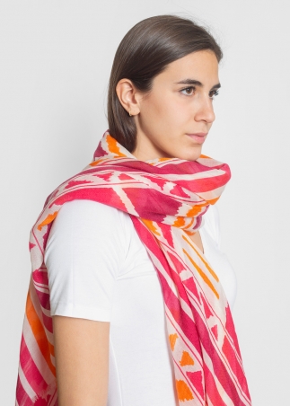 Sciarpa cashmere donna fucsia e arancio indossata