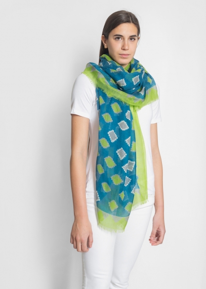 Stola puro cashmere geometrica turchese indossata nodo