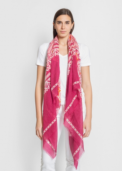 Sciarpa cashmere donna rosa acceso indossata da ragazza