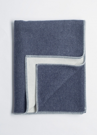 Elegante coperta in cashmere blu e grigio perla con punto sellaio in contrasto bianco