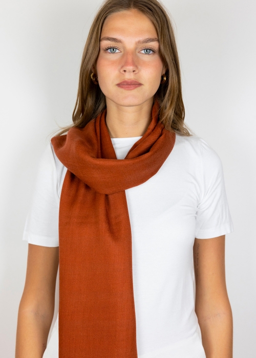 Stola cashmere ruggine indossato