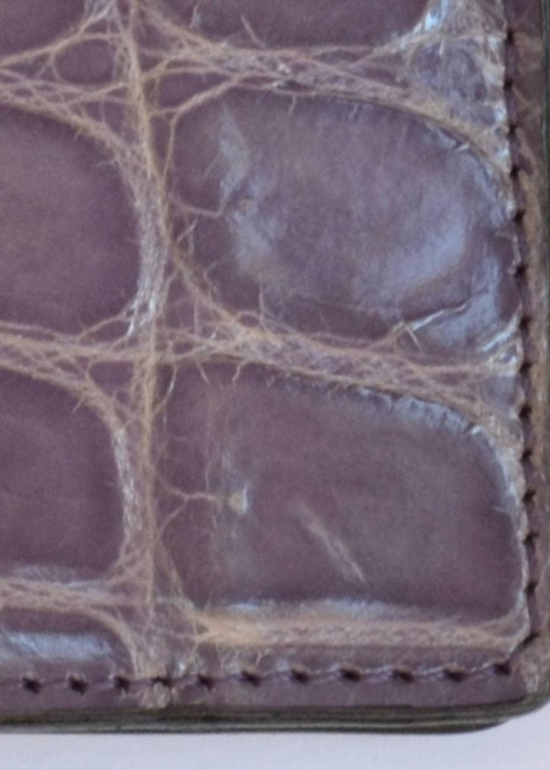 Dettaglio pelle di coccodrillo -portafoglio uomo in coccodrillo - Viola - Toosh accessori pelle e coccodrillo