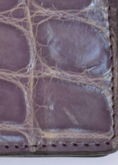 Dettaglio pelle di coccodrillo -portafoglio uomo in coccodrillo - Viola - Toosh accessori pelle e coccodrillo