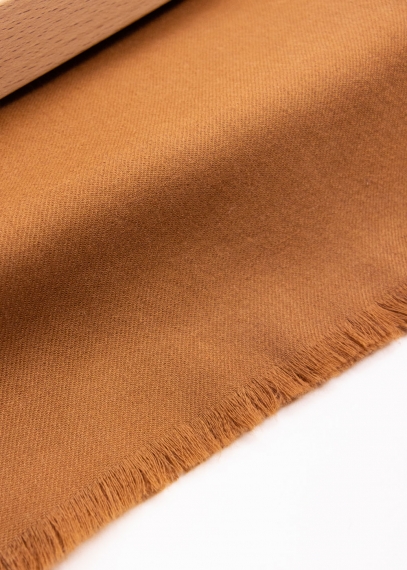 Dettaglio stola in Vicuña color caramello naturale con cimosa parlata composizione e brand Toosh - Sciarpa vigogna