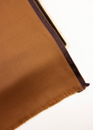 Dettaglio stola in Vicuña color caramello naturale con cimosa parlata composizione e brand Toosh - Sciarpa vigogna