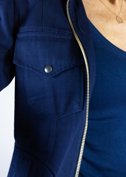 Sahariana blu in twill cotone dettaglio tasca