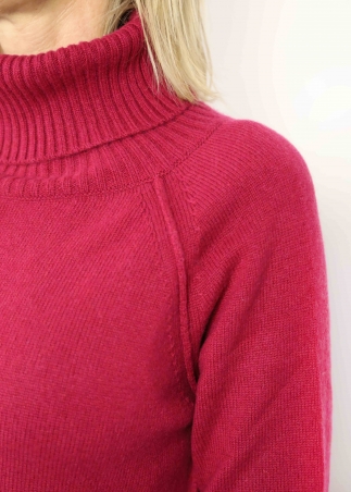 Dolcevita in puro cashmere con cuciture a vista