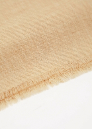 Dettaglio stola in Vicuña color bianco naturale con cimosa parlata composizione e brand Toosh - Sciarpa vigogna