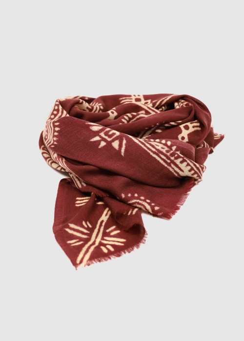Stola in twill di puro cashmere con disegni etnici bordeaux