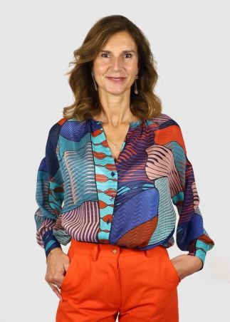 Laura over silk shirt with geometric print
