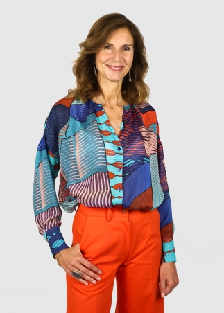 Laura over silk shirt with geometric print