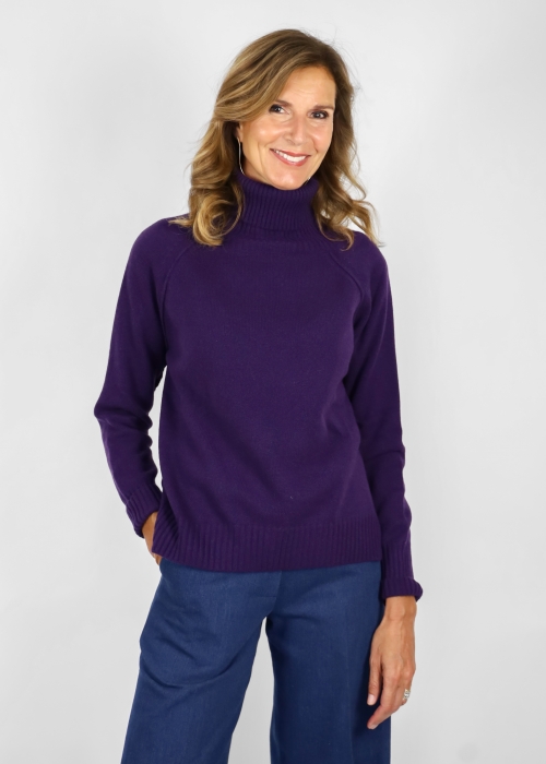 Dolcevita in puro cashmere con cuciture a vista
