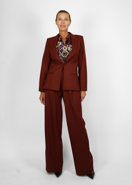 Suit in burgundy stretch wool sallia