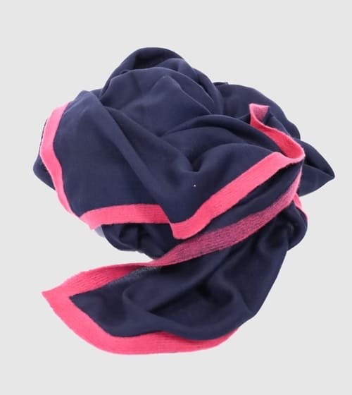 Idee per un regalo di Natale di lusso: stola in cashmere blu con fettuccia lampone