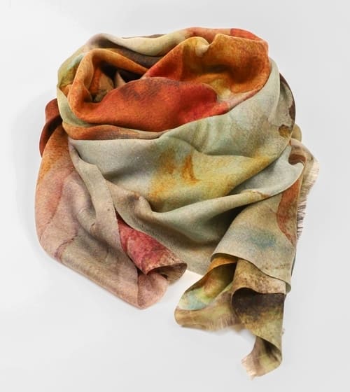 Idee per un regalo di Natale di lusso: stola di puro cashmere con pennellate verdi bordeaux